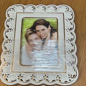 Lenox Duchess Lace 5x7 picture frame Elegant Eggshell and Gold new and wrapped